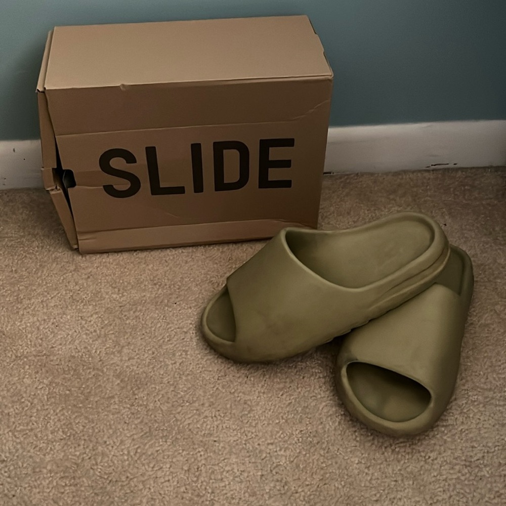 Size 10 Yeezy slide in resin